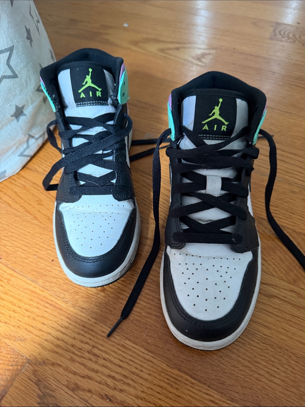 Jordan Kids High-Top Sneakers size is 5y wore once.